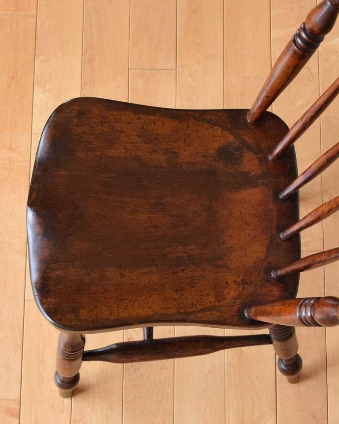 キッチンチェア アンティーク チェア 背もたれがポイントのイギリス輸入の木製いす、アンティークキッチンチェア。座面に隠されたヒミツ「座繰り」と言って、お尻と太もも部分に彫が入っているんです。(k-1435-c)