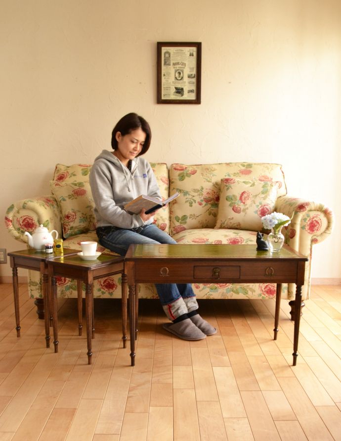 ロイドテーブル　アンティーク家具　リビングや寝室など幅広く使えるアンティークのネストテーブル（３台セット）。お客様が来たときはお菓子や飲み物を並べて便利に使えます。(k-1435-f)