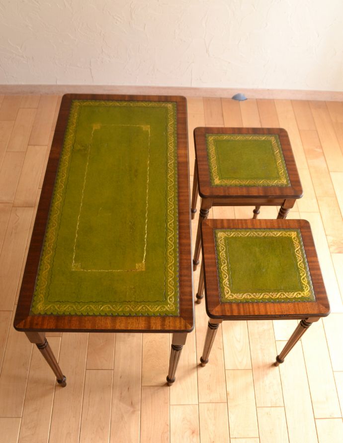 ロイドテーブル　アンティーク家具　リビングや寝室など幅広く使えるアンティークのネストテーブル（３台セット）。天板もピカピカにお直ししています。(k-1435-f)