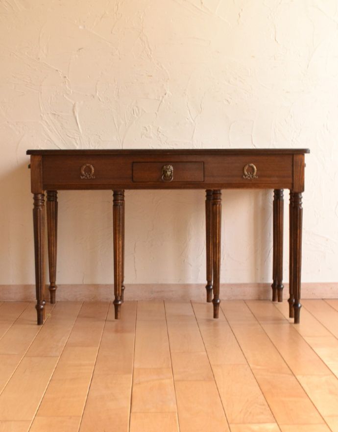 ロイドテーブル　アンティーク家具　リビングや寝室など幅広く使えるアンティークのネストテーブル（３台セット）。３つのテーブルをセットでお届けします。(k-1435-f)