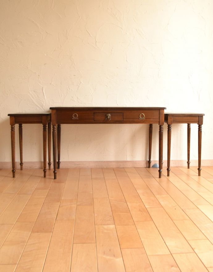 ロイドテーブル　アンティーク家具　リビングや寝室など幅広く使えるアンティークのネストテーブル（３台セット）。もちろんバラバラにしても使えるので便利です。(k-1435-f)