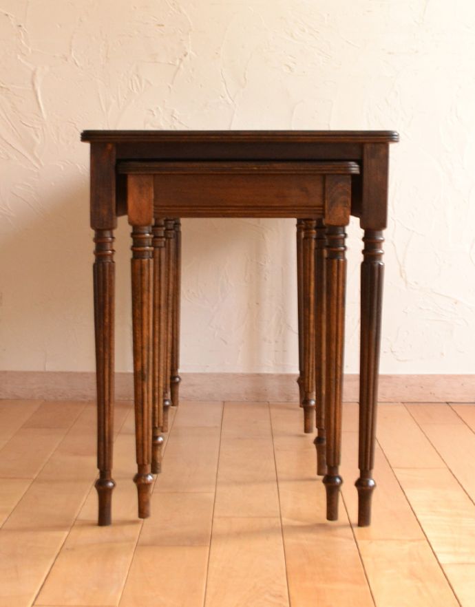 ロイドテーブル　アンティーク家具　リビングや寝室など幅広く使えるアンティークのネストテーブル（３台セット）。しっかりお直ししてありますので、届いたその日からお使いいただけます。(k-1435-f)