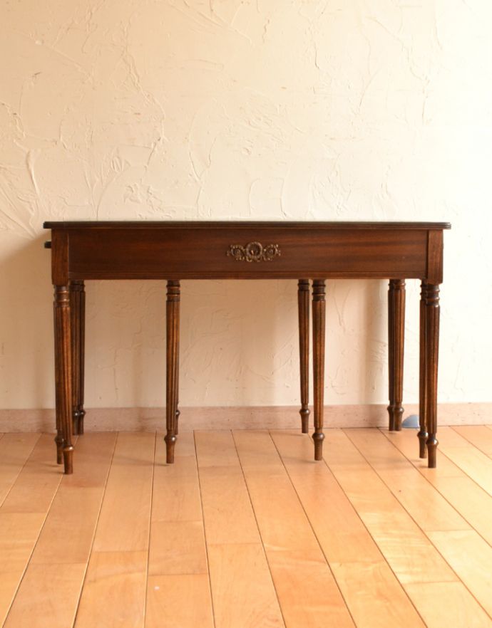 ロイドテーブル　アンティーク家具　リビングや寝室など幅広く使えるアンティークのネストテーブル（３台セット）。大きさも高さも違う３つのテーブルは用途や場所によって使い分けられるからとっても便利！。(k-1435-f)