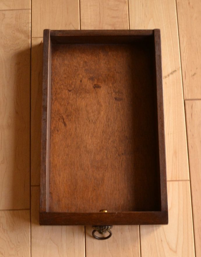 ロイドテーブル　アンティーク家具　リビングや寝室など幅広く使えるアンティークのネストテーブル（３台セット）。引き出しが１杯あります。(k-1435-f)