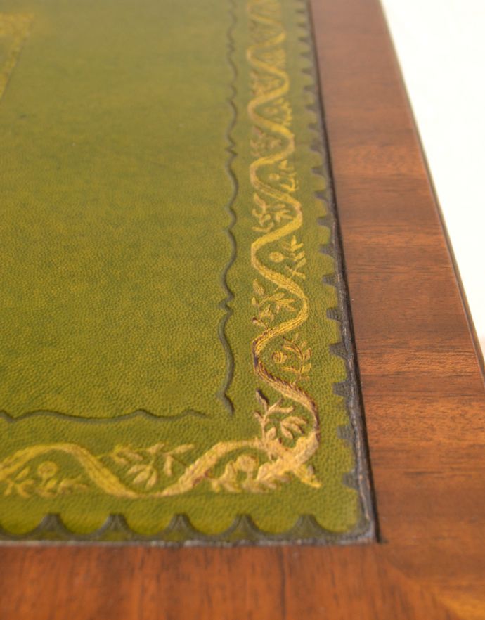 ロイドテーブル　アンティーク家具　リビングや寝室など幅広く使えるアンティークのネストテーブル（３台セット）。鮮やかなグリーン色の革が貼り込まれています。(k-1435-f)