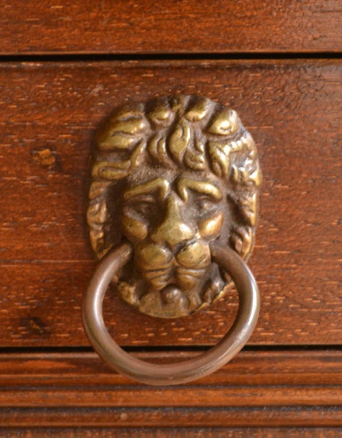 ロイドテーブル　アンティーク家具　リビングや寝室など幅広く使えるアンティークのネストテーブル（３台セット）。こちらはなんと引き出しの取っ手！獅子のモチーフを施したリングタイプの取っ手です。(k-1435-f)