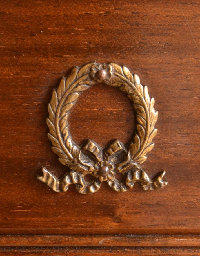 ロイドテーブル　アンティーク家具　リビングや寝室など幅広く使えるアンティークのネストテーブル（３台セット）。リースにリボンをくくった飾りが引き出しの両サイドに付いています。(k-1435-f)