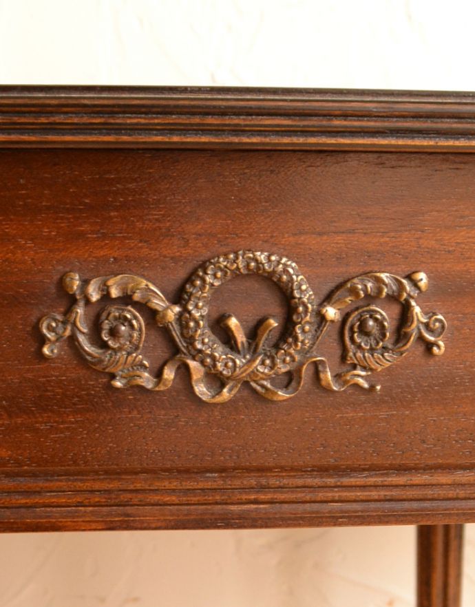 ロイドテーブル　アンティーク家具　リビングや寝室など幅広く使えるアンティークのネストテーブル（３台セット）。テーブルの後ろにもこのような装飾が付いています。(k-1435-f)