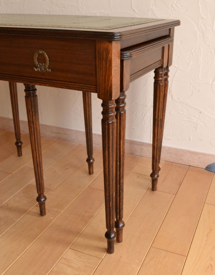 ロイドテーブル　アンティーク家具　リビングや寝室など幅広く使えるアンティークのネストテーブル（３台セット）。すらっと伸びた脚がとっても美しいです。(k-1435-f)