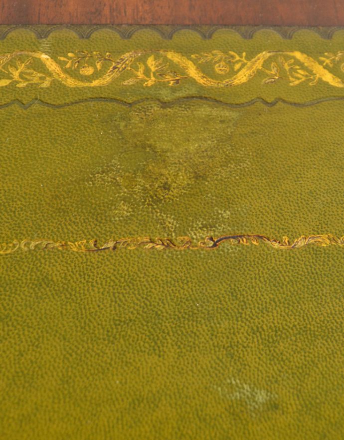 ロイドテーブル　アンティーク家具　リビングや寝室など幅広く使えるアンティークのネストテーブル（３台セット）。アンティークは新品ではないので、経年変化によるキズはありますが、専門の職人によって目立たないようにキレイにお直しをしています。(k-1435-f)