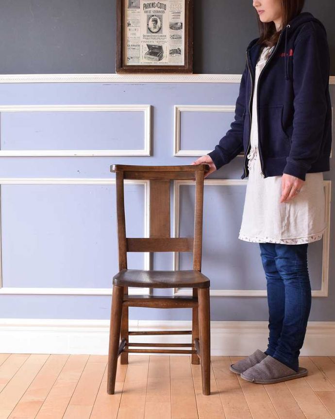 チャーチチェア　アンティーク チェア　ダイニングにもおすすめのアンティークチェア、木製のチャーチチェア。教会で使われていた椅子名前の通り、日曜日に礼拝に教会に来た人たちが座っていたチャーチチェア。(k-1436-c)