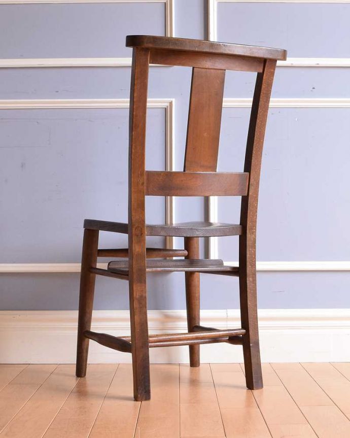 チャーチチェア　アンティーク チェア　ダイニングにもおすすめのアンティークチェア、木製のチャーチチェア。後ろ姿にも自信があります！教会でズラーっと並べられていた感じで後ろから眺めてみましょう。(k-1436-c)