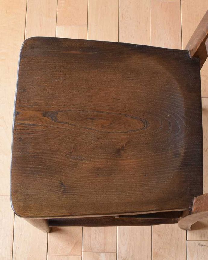 チャーチチェア　アンティーク チェア　ダイニングにもおすすめのアンティークチェア、木製のチャーチチェア。座面に隠されたヒミツ日曜礼拝で長時間座っていても疲れないように、お尻と太もも部分に彫が入っているんです。(k-1436-c)