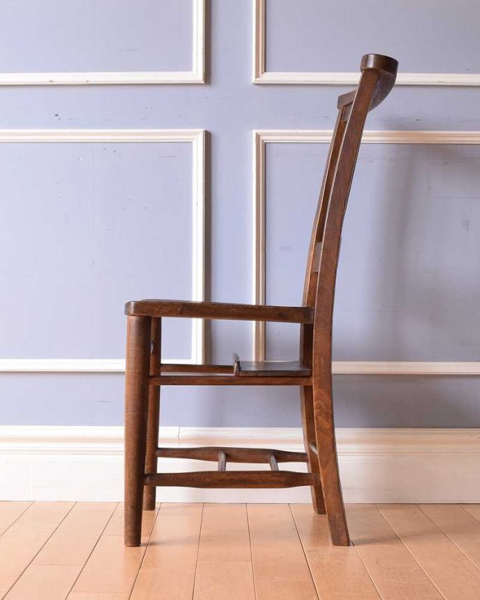 チャーチチェア　アンティーク チェア　ダイニングにもおすすめのアンティークチェア、木製のチャーチチェア。横から見るとこんな感じ脚もとにある桟は、礼拝に来た人たちの荷物置き場。(k-1436-c)