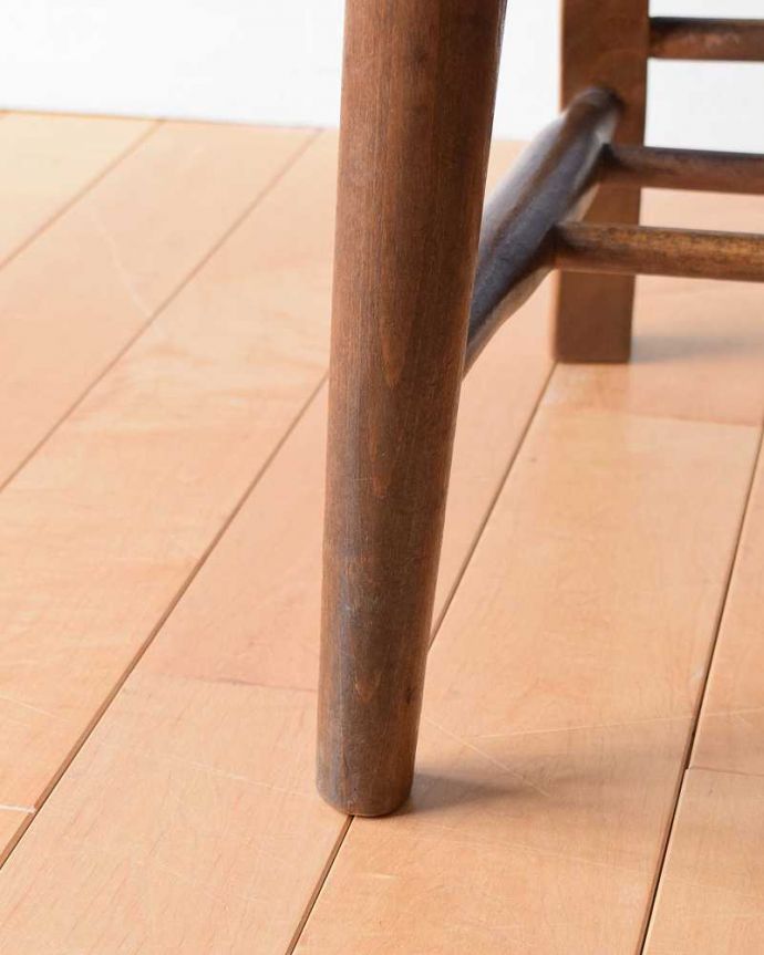 チャーチチェア　アンティーク チェア　ダイニングにもおすすめのアンティークチェア、木製のチャーチチェア。床を滑らせて移動出来ますHandleではアンティークチェアの脚の裏にフェルトキーパーをお付けしています。(k-1436-c)