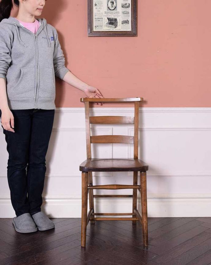 チャーチチェア アンティーク チェア ダイニングにもおすすめのアンティークチェア、木製のチャーチチェア。教会で使われていた椅子名前の通り、日曜日に礼拝に教会に来た人たちが座っていたチャーチチェア。(k-1437-c)