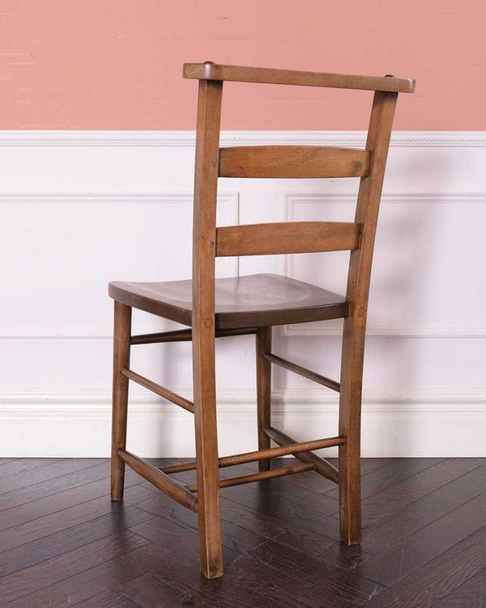 チャーチチェア アンティーク チェア ダイニングにもおすすめのアンティークチェア、木製のチャーチチェア。後ろ姿にも自信があります!教会でズラーっと並べられていた感じで後ろから眺めてみましょう。(k-1437-c)