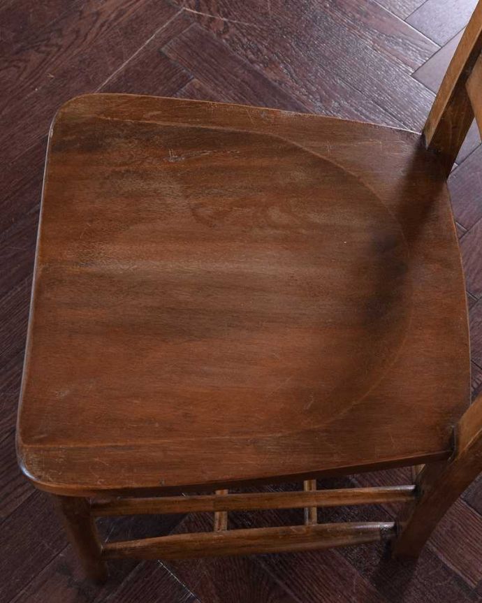 チャーチチェア アンティーク チェア ダイニングにもおすすめのアンティークチェア、木製のチャーチチェア。座面に隠されたヒミツ日曜礼拝で長時間座っていても疲れないように、お尻と太もも部分に彫が入っているんです。(k-1437-c)