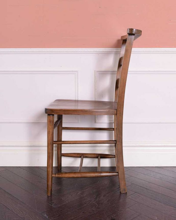 チャーチチェア アンティーク チェア ダイニングにもおすすめのアンティークチェア、木製のチャーチチェア。横から見るとこんな感じ脚もとにある桟は、礼拝に来た人たちの荷物置き場。(k-1437-c)