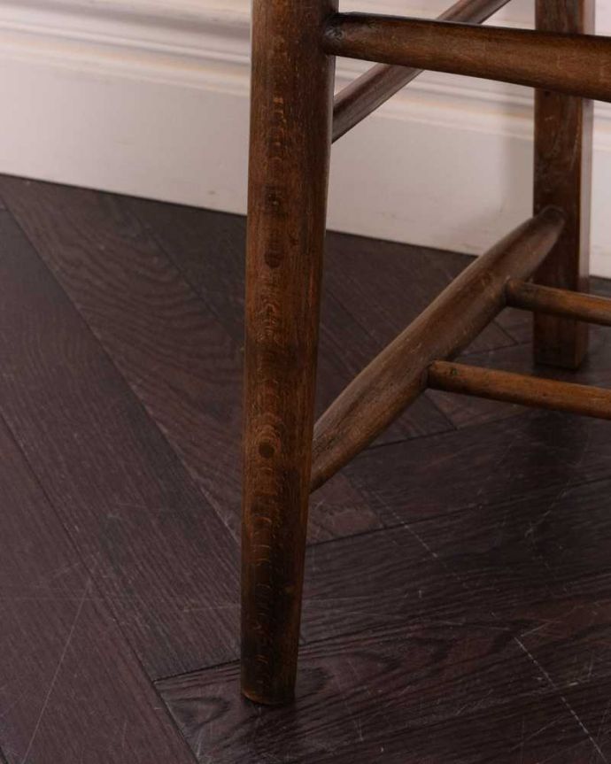 チャーチチェア アンティーク チェア ダイニングにもおすすめのアンティークチェア、木製のチャーチチェア。床を滑らせて移動出来ますHandleではアンティークチェアの脚の裏にフェルトキーパーをお付けしています。(k-1437-c)