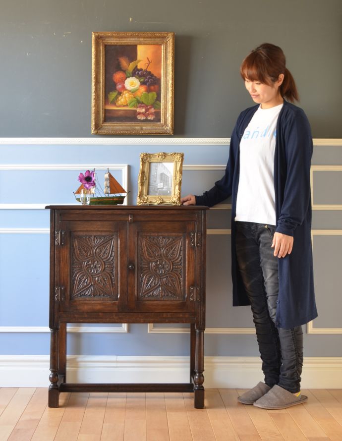 アンティークのキャビネット アンティーク家具 英国スタイルのアンティーク家具、扉の彫りが美しい小さなカップボード(食器棚) 。サイドテーブルにも最適!使いたいときに使いたいところに持ってこられる気軽さが魅力です。(k-1438-f)