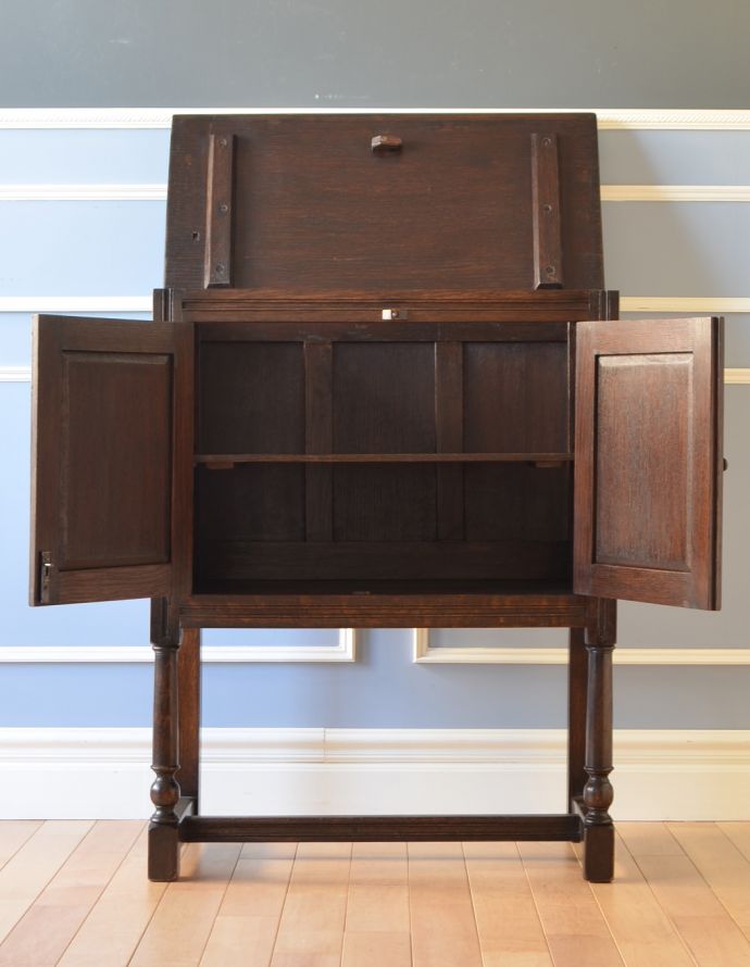 アンティークのキャビネット アンティーク家具 英国スタイルのアンティーク家具、扉の彫りが美しい小さなカップボード(食器棚) 。文庫本や漫画、リモコンなど近くに置いておきたいものを収納しておけばとっても便利ですよ。(k-1438-f)