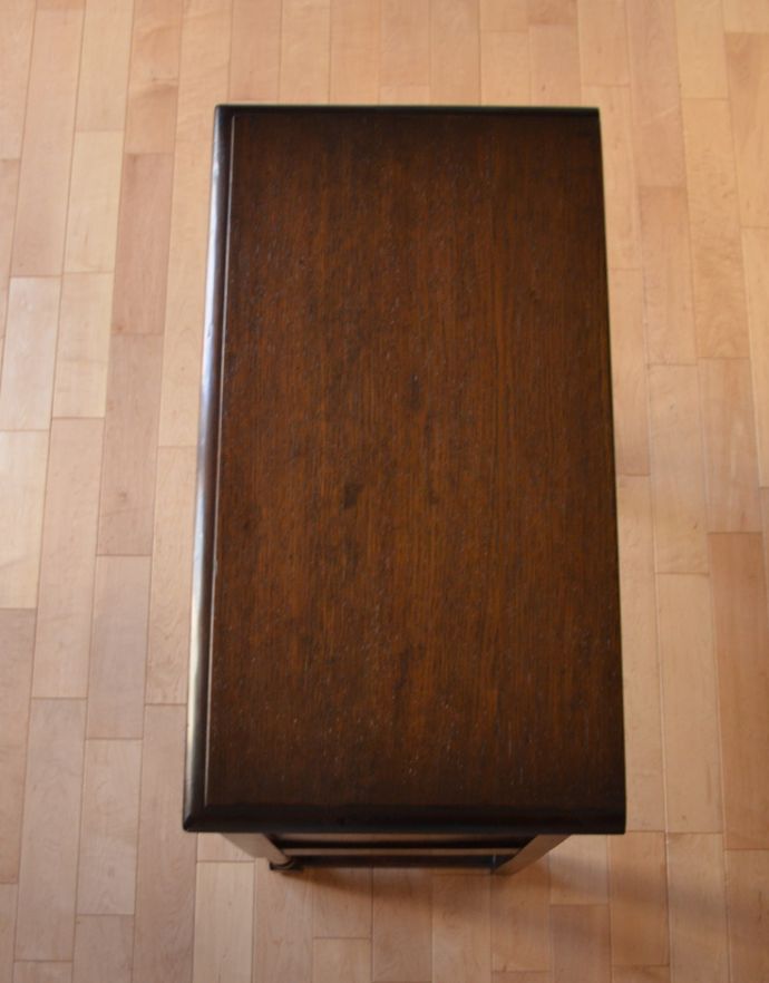 アンティークのキャビネット アンティーク家具 英国スタイルのアンティーク家具、扉の彫りが美しい小さなカップボード(食器棚) 。天板もキレイに仕上げました。(k-1438-f)