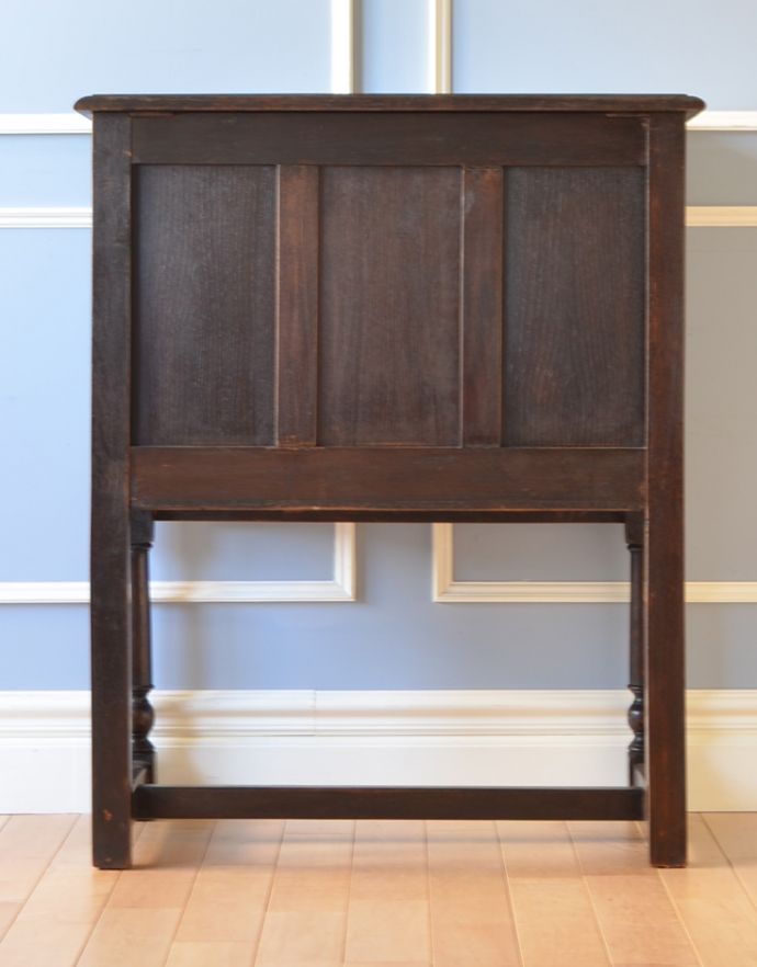 アンティークのキャビネット アンティーク家具 英国スタイルのアンティーク家具、扉の彫りが美しい小さなカップボード(食器棚) 。きちんとメンテナンスしてあるので、裏側もキレイです。(k-1438-f)