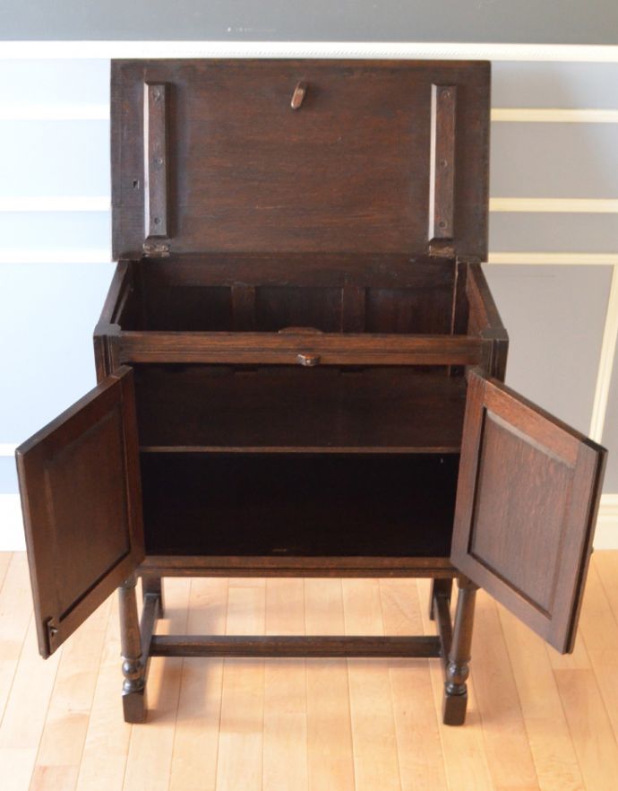 アンティークのキャビネット アンティーク家具 英国スタイルのアンティーク家具、扉の彫りが美しい小さなカップボード(食器棚) 。中もキレイに仕上げているので、安心して収納できます。(k-1438-f)