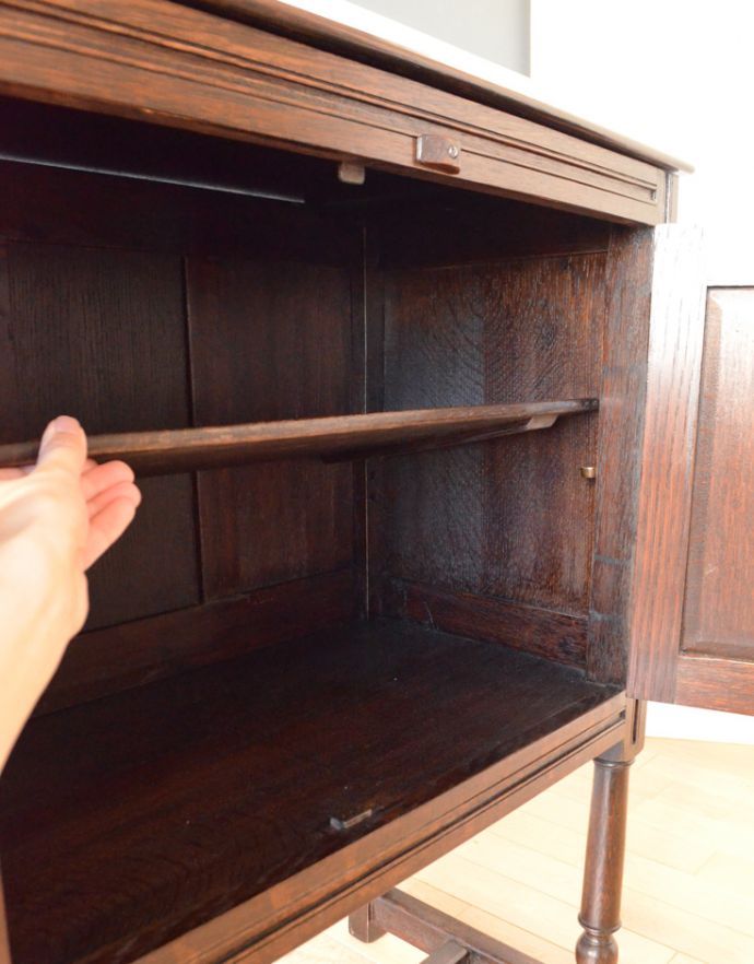 アンティークのキャビネット アンティーク家具 英国スタイルのアンティーク家具、扉の彫りが美しい小さなカップボード(食器棚) 。棚板は可動です。(k-1438-f)