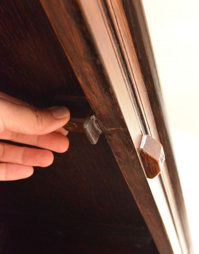 アンティークのキャビネット アンティーク家具 英国スタイルのアンティーク家具、扉の彫りが美しい小さなカップボード(食器棚) 。天板が開きます。(k-1438-f)