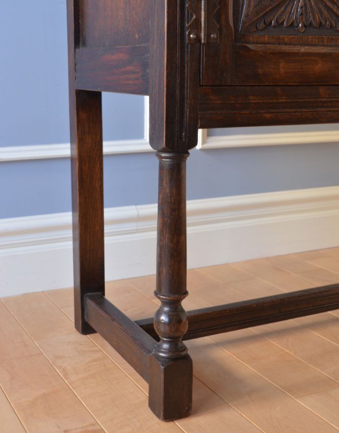 アンティークのキャビネット アンティーク家具 英国スタイルのアンティーク家具、扉の彫りが美しい小さなカップボード(食器棚) 。脚にも美しい装飾があります。(k-1438-f)