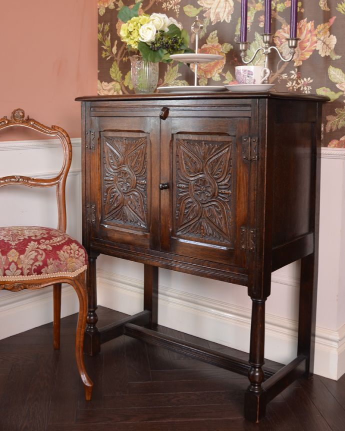 アンティークのキャビネット アンティーク家具 英国スタイルのアンティーク家具、扉の彫りが美しい小さなカップボード(食器棚) 。とにかく目立っちゃう、美しい彫英国らしい彫りが扉にしっかりと施されているから、どんな場所に置いてもみんなの目を惹きます。(k-1438-f)