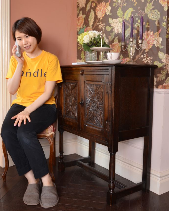 アンティークのキャビネット アンティーク家具 英国スタイルのアンティーク家具、扉の彫りが美しい小さなカップボード(食器棚) 。電話台にも、ピッタリ!携帯主体の今時、電話台ってあまり必要ないかもしれないけれど、それでも電話の置き場は必要。(k-1438-f)