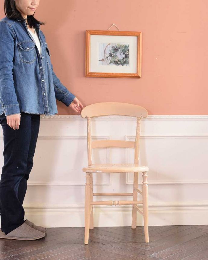 キッチンチェア アンティーク チェア パステルカラーが可愛いキッチンチェア、アンティークのペイントチェア。なんとも言えない「あたたかさ」が感じられる椅子家庭のキッチンで使われていた素朴なデザインの椅子は、なんだかほっこりあたたかい雰囲気なんです。(k-1439-c)
