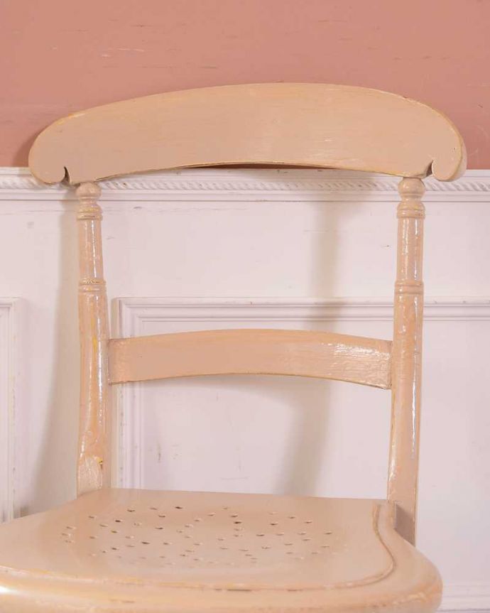 キッチンチェア アンティーク チェア パステルカラーが可愛いキッチンチェア、アンティークのペイントチェア。お部屋のアクセントに可愛い色のペイントヨーロッパではインテリアのアクセントになる色は気分に合わせて塗り替えるのが当たり前。(k-1439-c)