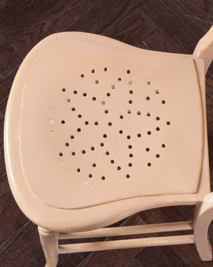 キッチンチェア アンティーク チェア パステルカラーが可愛いキッチンチェア、アンティークのペイントチェア。座面はこんな感じ木製の座面は座るのはもちろん、モノを乗せて使うことも出来るんです。(k-1439-c)