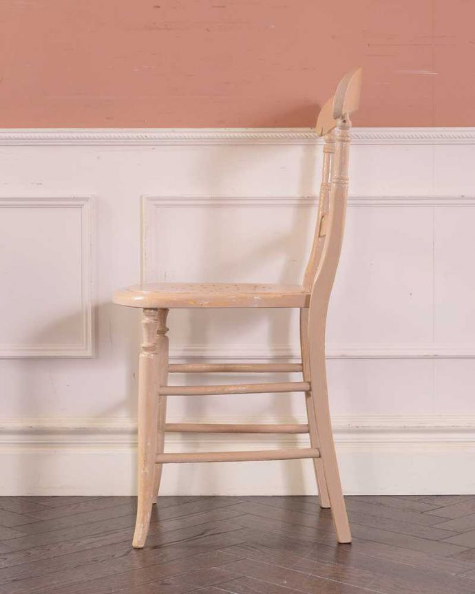 キッチンチェア アンティーク チェア パステルカラーが可愛いキッチンチェア、アンティークのペイントチェア。横顔もほっこりデザイン横から見ても、なんだかほっこりぬくもりあるデザインです。(k-1439-c)
