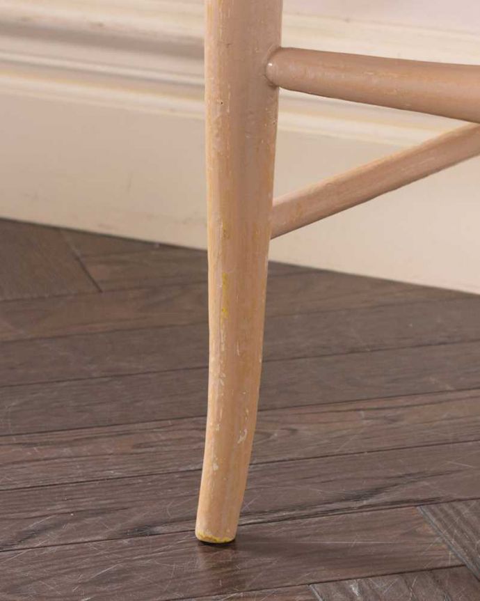 キッチンチェア アンティーク チェア パステルカラーが可愛いキッチンチェア、アンティークのペイントチェア。床を滑らせて移動出来ますHandleではアンティークチェアの脚の裏にフェルトキーパーをお付けしています。(k-1439-c)