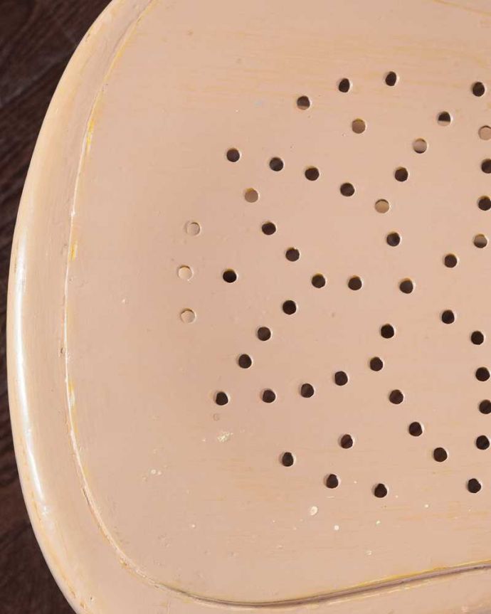 キッチンチェア アンティーク チェア パステルカラーが可愛いキッチンチェア、アンティークのペイントチェア。近づいてみると・・・座面を近づいてみるとこんな感じです。(k-1439-c)