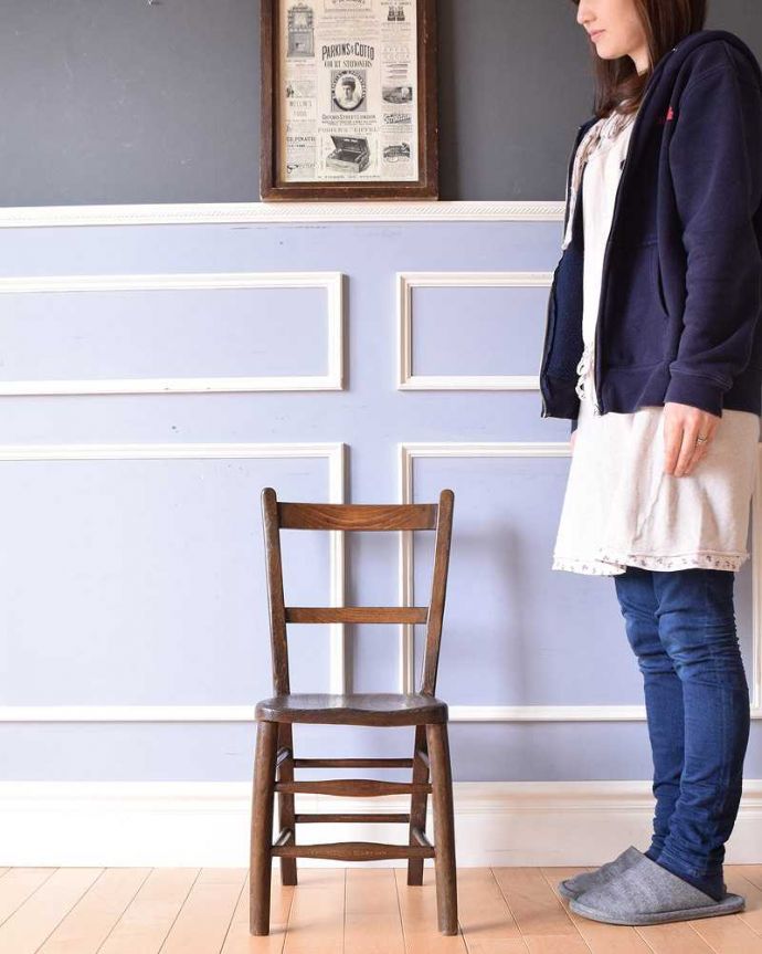 キッチンチェア　アンティーク チェア　アンティークの椅子、ほっこりしたデザインが可愛いチャイルドチェア。見た目の可愛らしさはもちろん、ちゃんと使える小さな椅子子ども用のアンティークチェアは、玄関やリビングに置いておくだけでも可愛いんです。(k-1440-c)