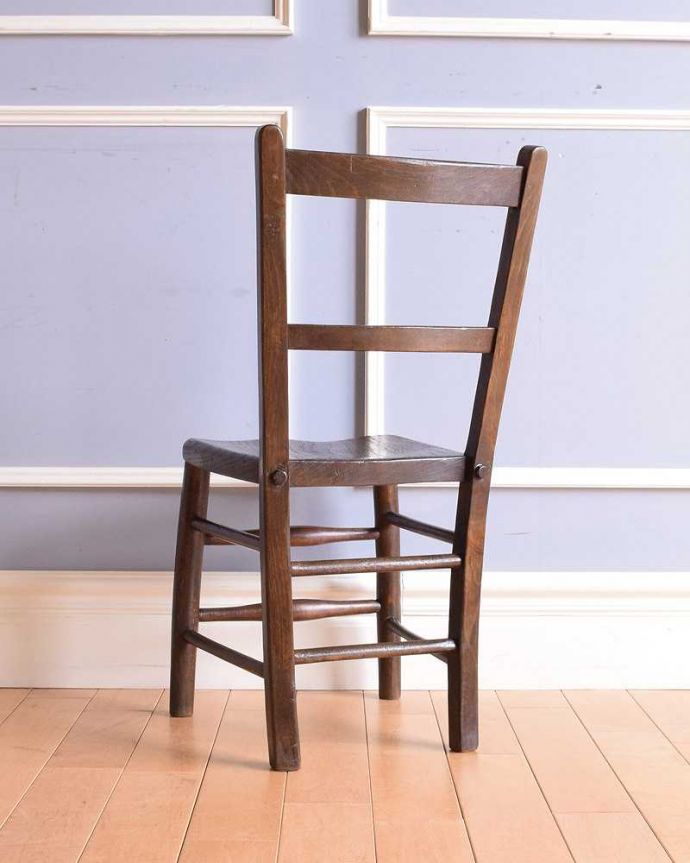 キッチンチェア　アンティーク チェア　アンティークの椅子、ほっこりしたデザインが可愛いチャイルドチェア。後ろから見ても、やっぱり可愛い！新品ではない経年変化によるキズが、あたたかさを増してくれます。(k-1440-c)