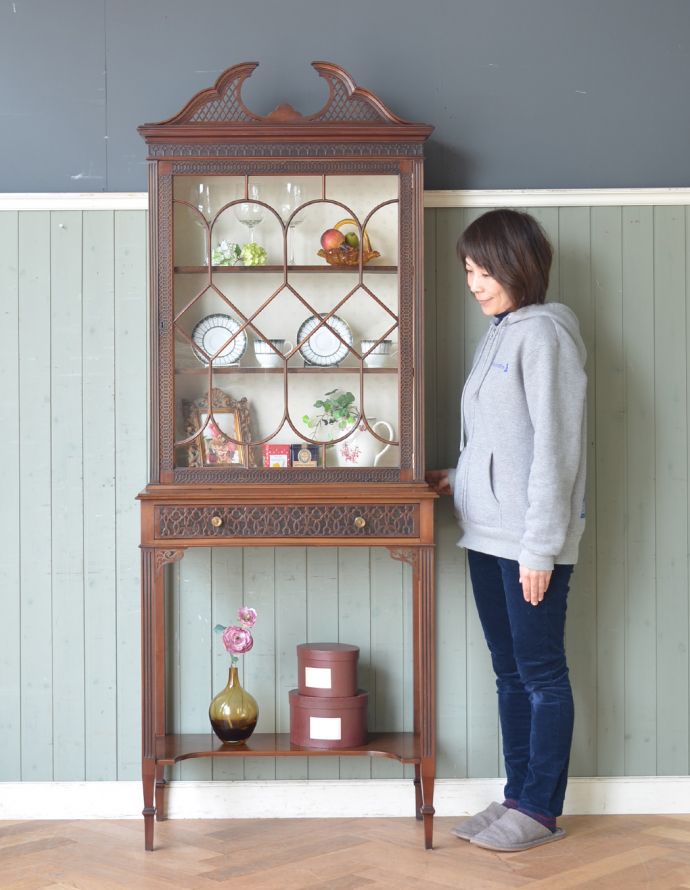 アンティークのキャビネット アンティーク家具 シノワズリーなアンティーク家具、マホガニー材の美しいガラスキャビネット。奥行きが浅く、スッキリとした美しいガラスキャビネット。(k-1441k-f)