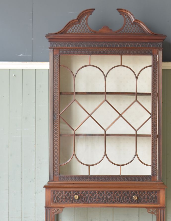 アンティークのキャビネット アンティーク家具 シノワズリーなアンティーク家具、マホガニー材の美しいガラスキャビネット。アンティークのガラスがキレイにはめ込んであります。(k-1441k-f)