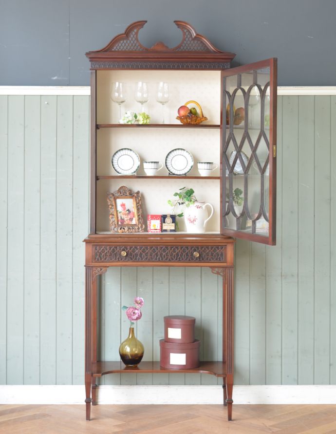 アンティークのキャビネット アンティーク家具 シノワズリーなアンティーク家具、マホガニー材の美しいガラスキャビネット。ショーケースのように、お気に入りの雑貨や食器を並べてみましょう。(k-1441k-f)