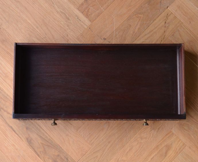 アンティークのキャビネット アンティーク家具 シノワズリーなアンティーク家具、マホガニー材の美しいガラスキャビネット。引き出しもキレイに修復してありますので、いろんなものを収納して下さい。(k-1441k-f)