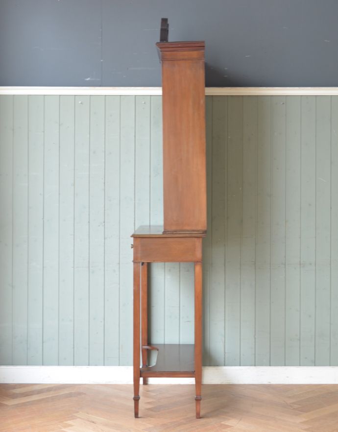 アンティークのキャビネット アンティーク家具 シノワズリーなアンティーク家具、マホガニー材の美しいガラスキャビネット。横から見るとスッキリしています。(k-1441k-f)