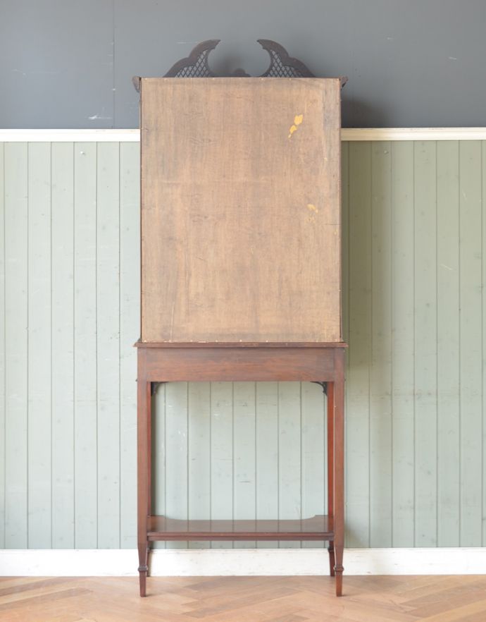 アンティークのキャビネット アンティーク家具 シノワズリーなアンティーク家具、マホガニー材の美しいガラスキャビネット。キチンとメンテナンスしてあるので、裏側もキレイです。(k-1441k-f)