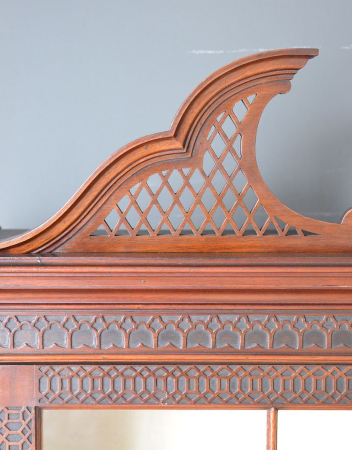 アンティークのキャビネット アンティーク家具 シノワズリーなアンティーク家具、マホガニー材の美しいガラスキャビネット。キャビネットのトップには、細やかな透かし加工を施した装飾が付いています。(k-1441k-f)