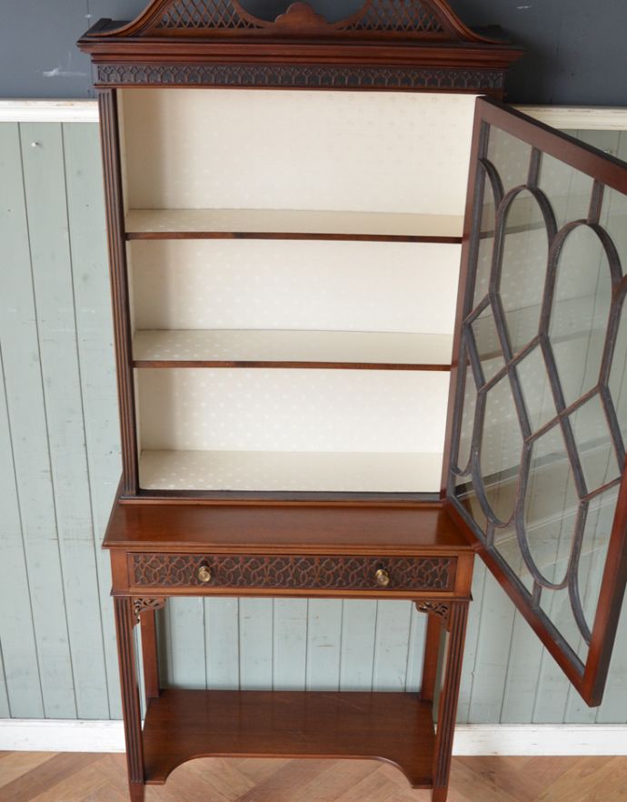 アンティークのキャビネット アンティーク家具 シノワズリーなアンティーク家具、マホガニー材の美しいガラスキャビネット。1枚の扉なので、扉を開いたときも美しいです。(k-1441k-f)